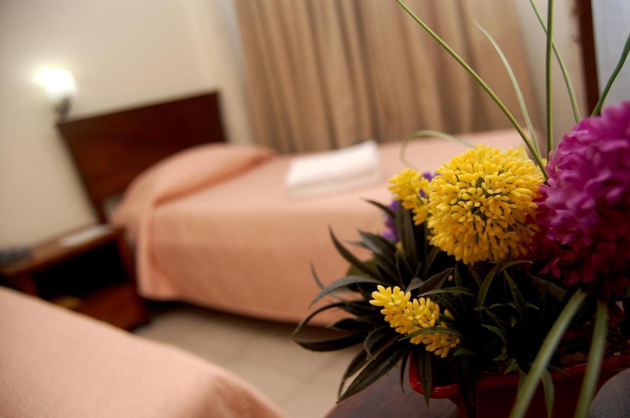 Isabel Suites Laoag Esterno foto