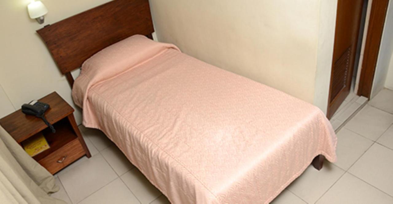 Isabel Suites Laoag Esterno foto